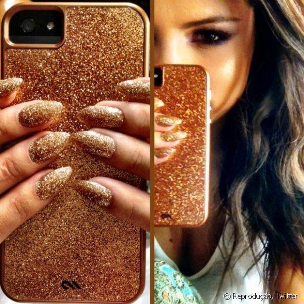 Em abril de 2013, a atriz compartilhou a produção das unhas com os fãs e mostrou o esmalte com glitter de partículas douradas combinado com o acessório do celular